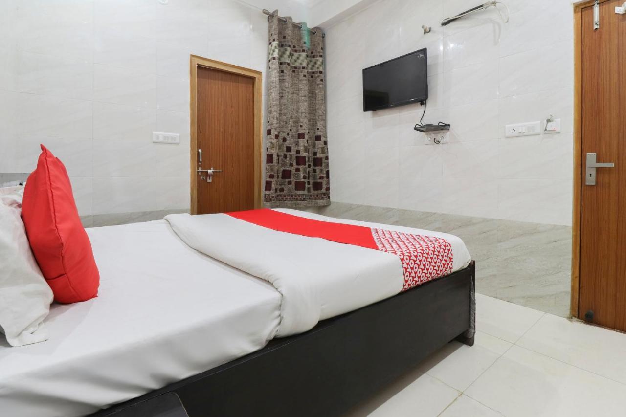 Oyo 69378 Trilok Dham Hotel Vrindāvan Zewnętrze zdjęcie
