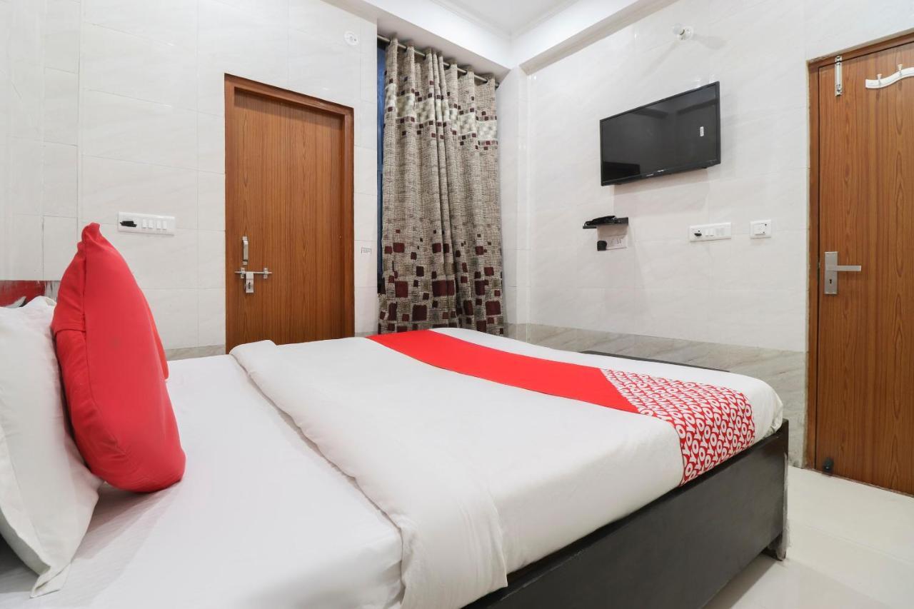 Oyo 69378 Trilok Dham Hotel Vrindāvan Zewnętrze zdjęcie
